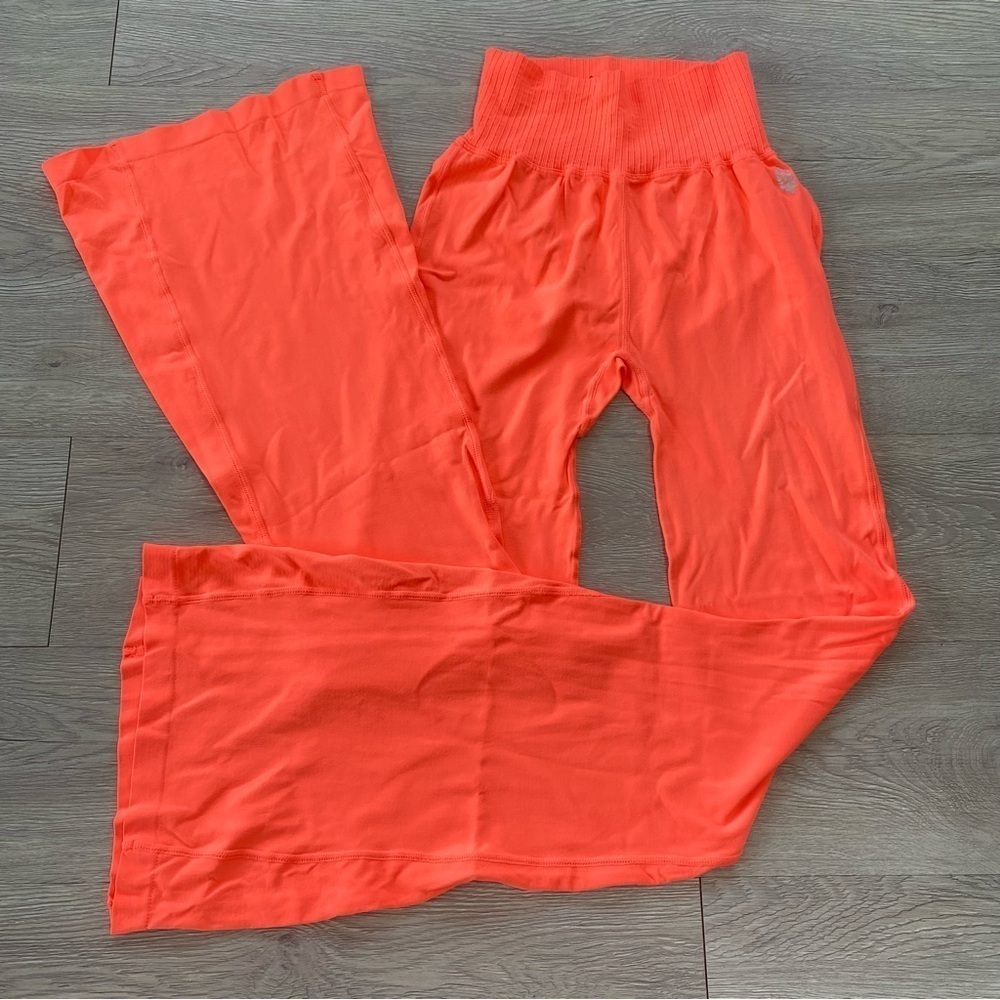 New Free People Movement Good Karma Flare Leggings in Neon Coral XS/S